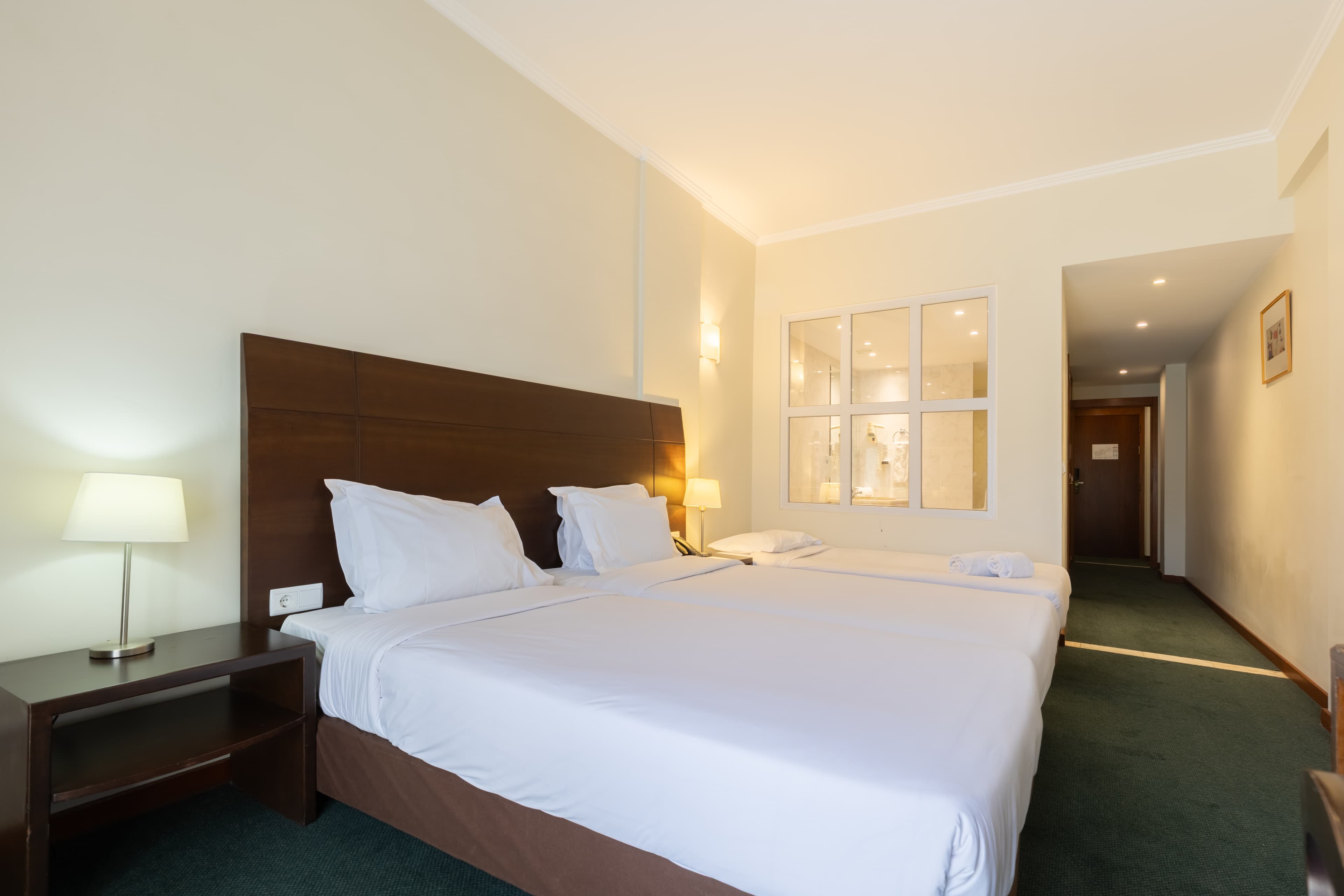 Quarto Twin Vista Piscina — image 1