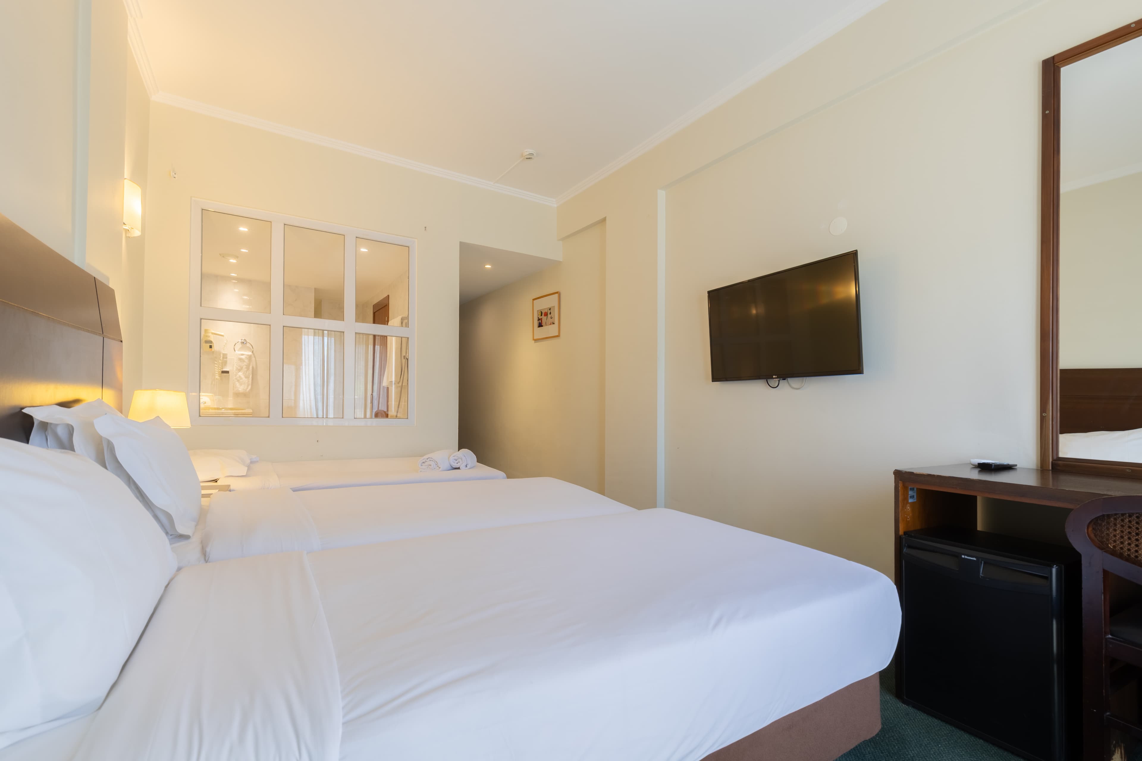 Quarto Twin Vista Piscina — image 2