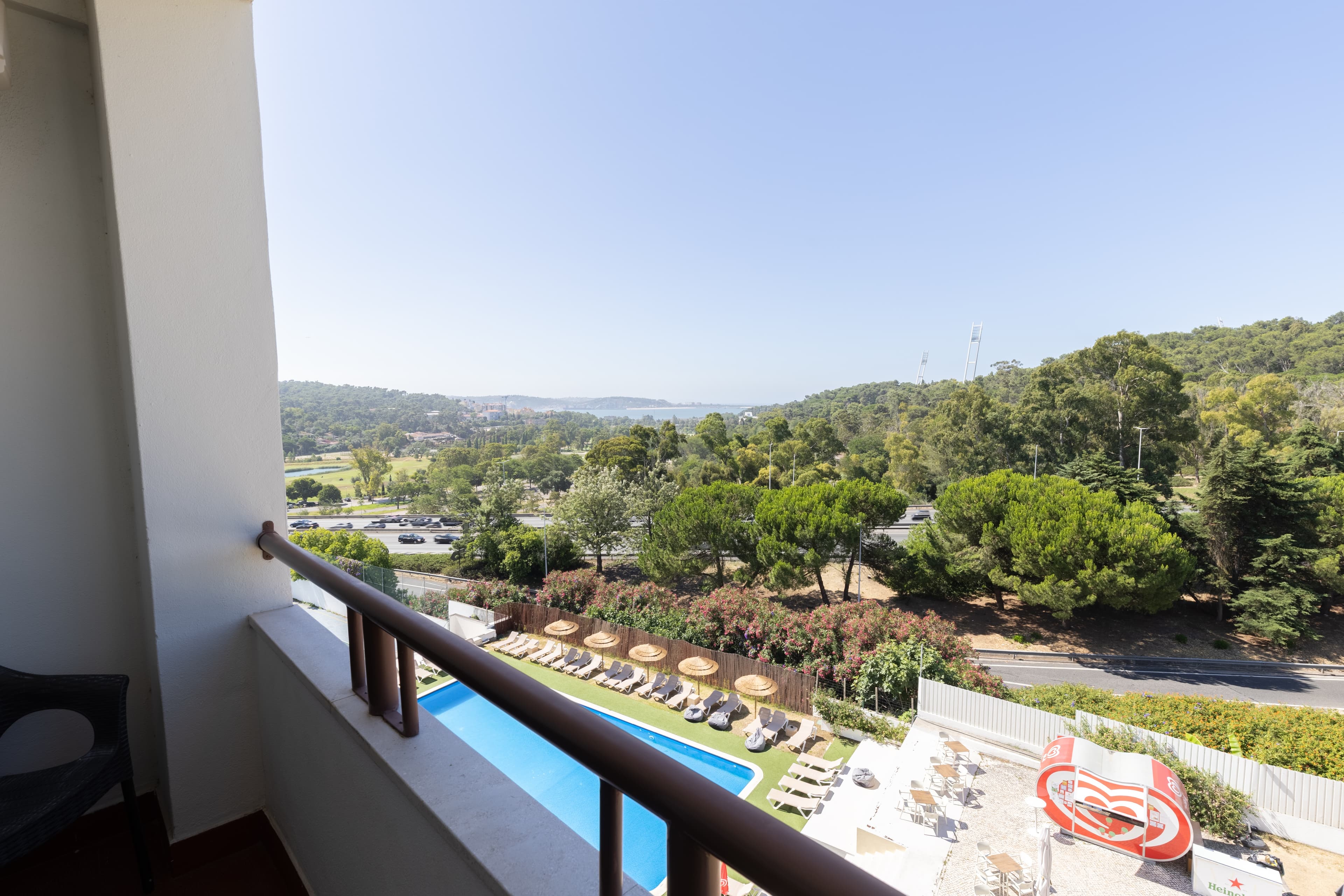 Quarto Twin Vista Rio com Varanda — image 3