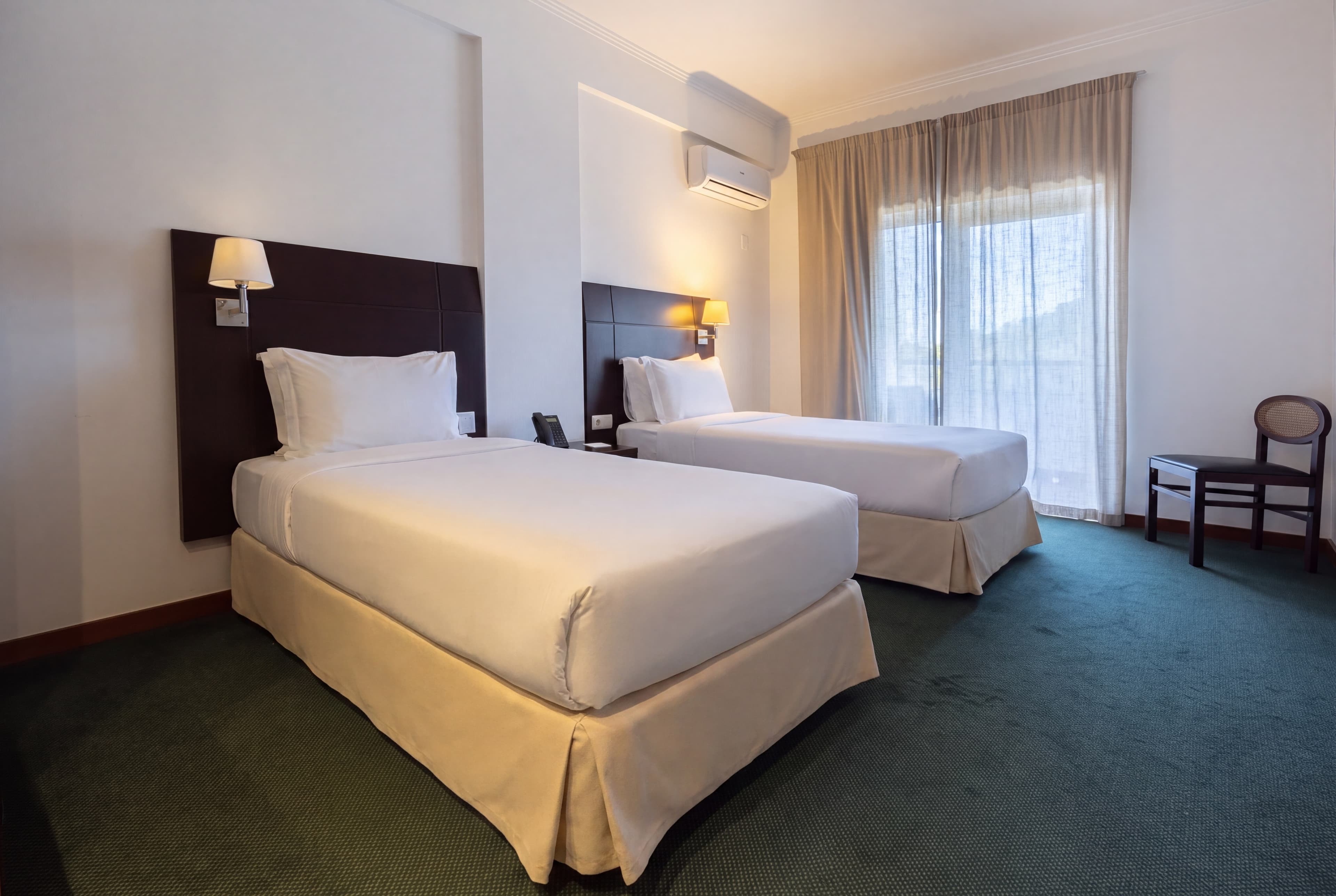 Quarto Twin Vista Rio com Varanda — image 1