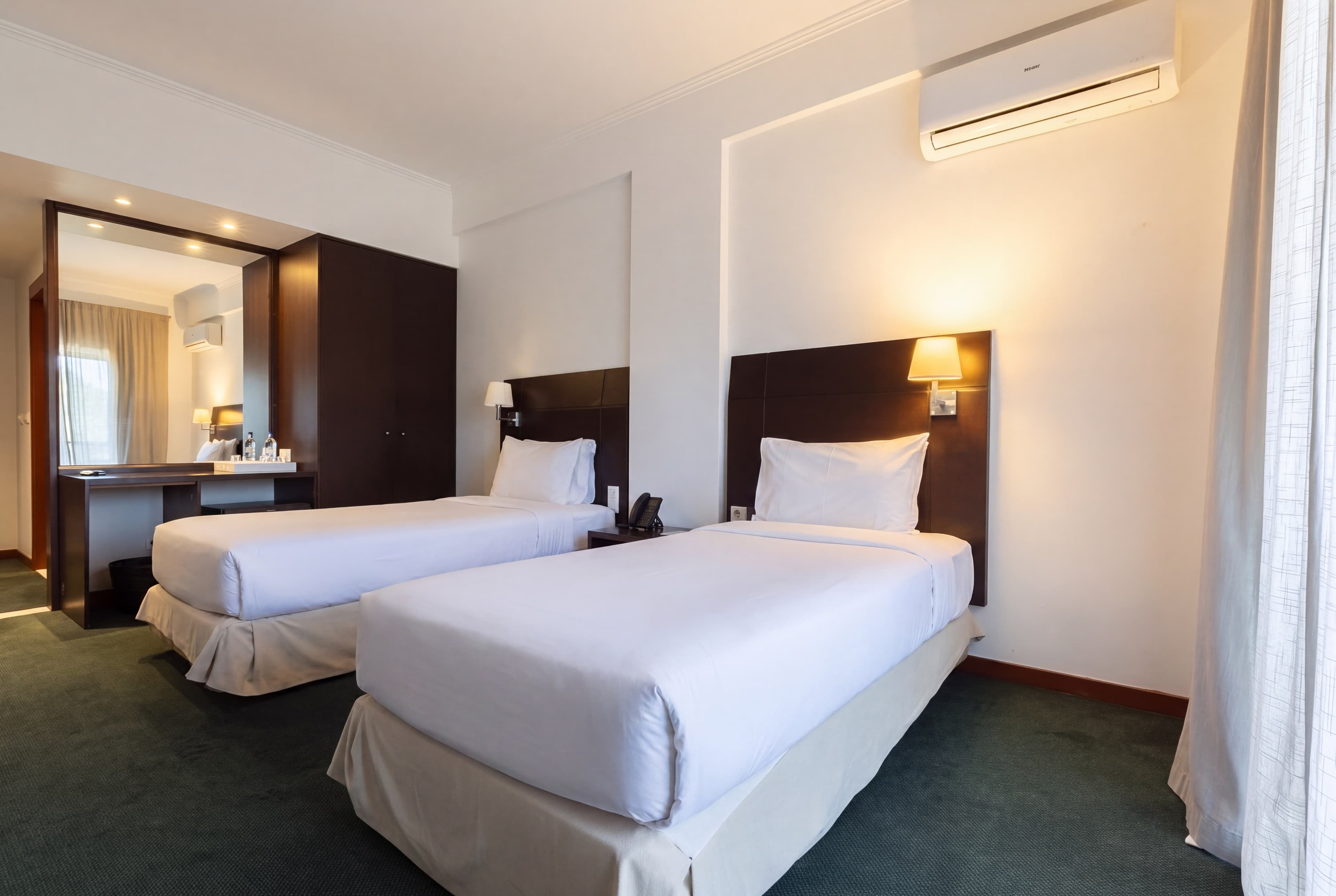 Quarto Twin Vista Rio com Varanda — image 2